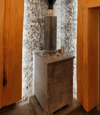 Фото Печь для русской бани Анапа в трёхстороннем кожухе (талькохлорит) с закрытым верхом в магазине Woodson
